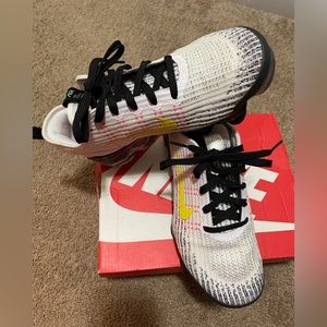Nike Air Vapormax Flyknit 3 Size 6Y, Women Size 8 worn once
